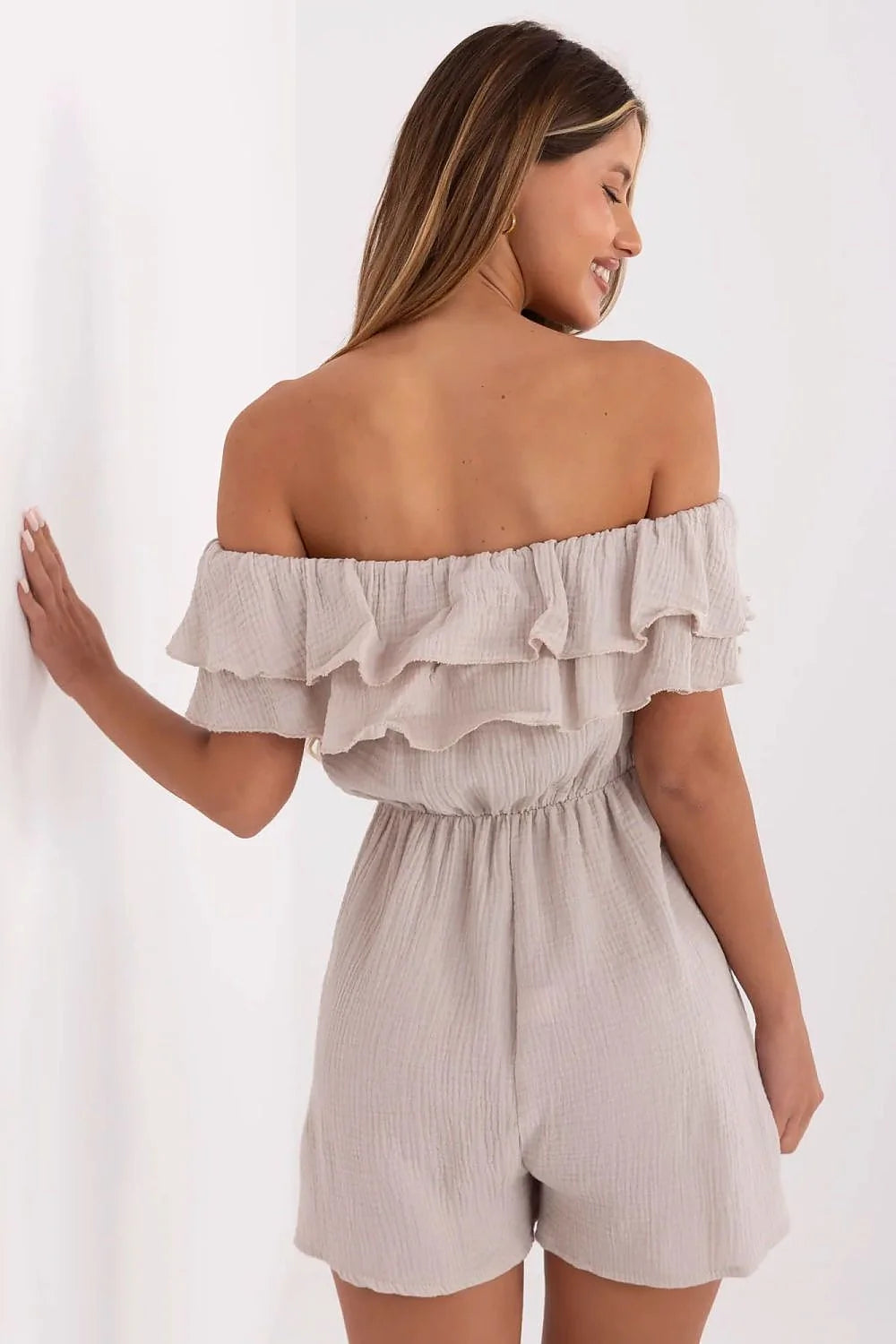 Combinaison Italy Moda estivale élégante courte sans manches encolure Bardot volants détails en gaze de coton beige doux ajustable femmes