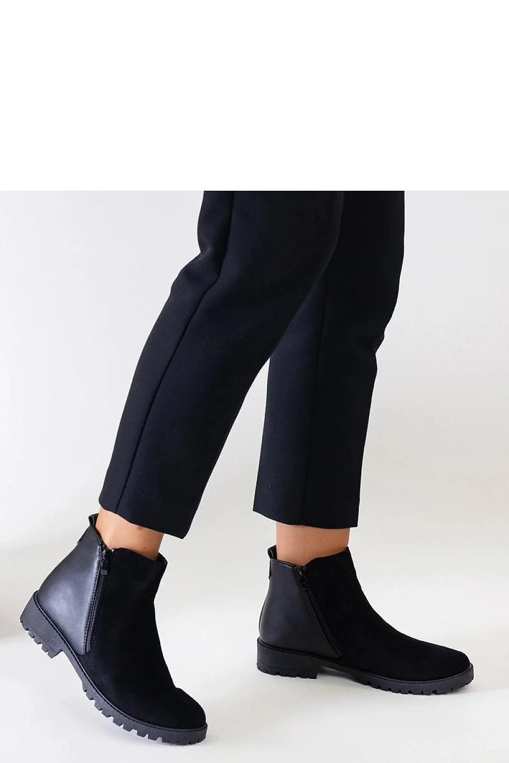 bottines plateforme daim noir femme Chelsea ajustée cheville cuir lisse zippée semelle crantée antidérapante talon plat urbain polyvalent sophistiquée confortable