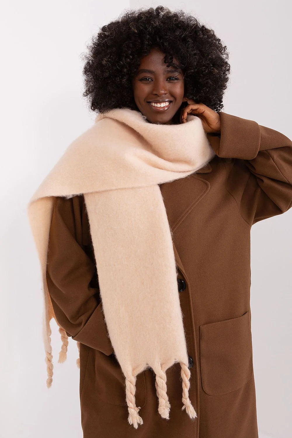 Manteau classique pour femme en laine marron chaud avec écharpe beige longue franges torsadées