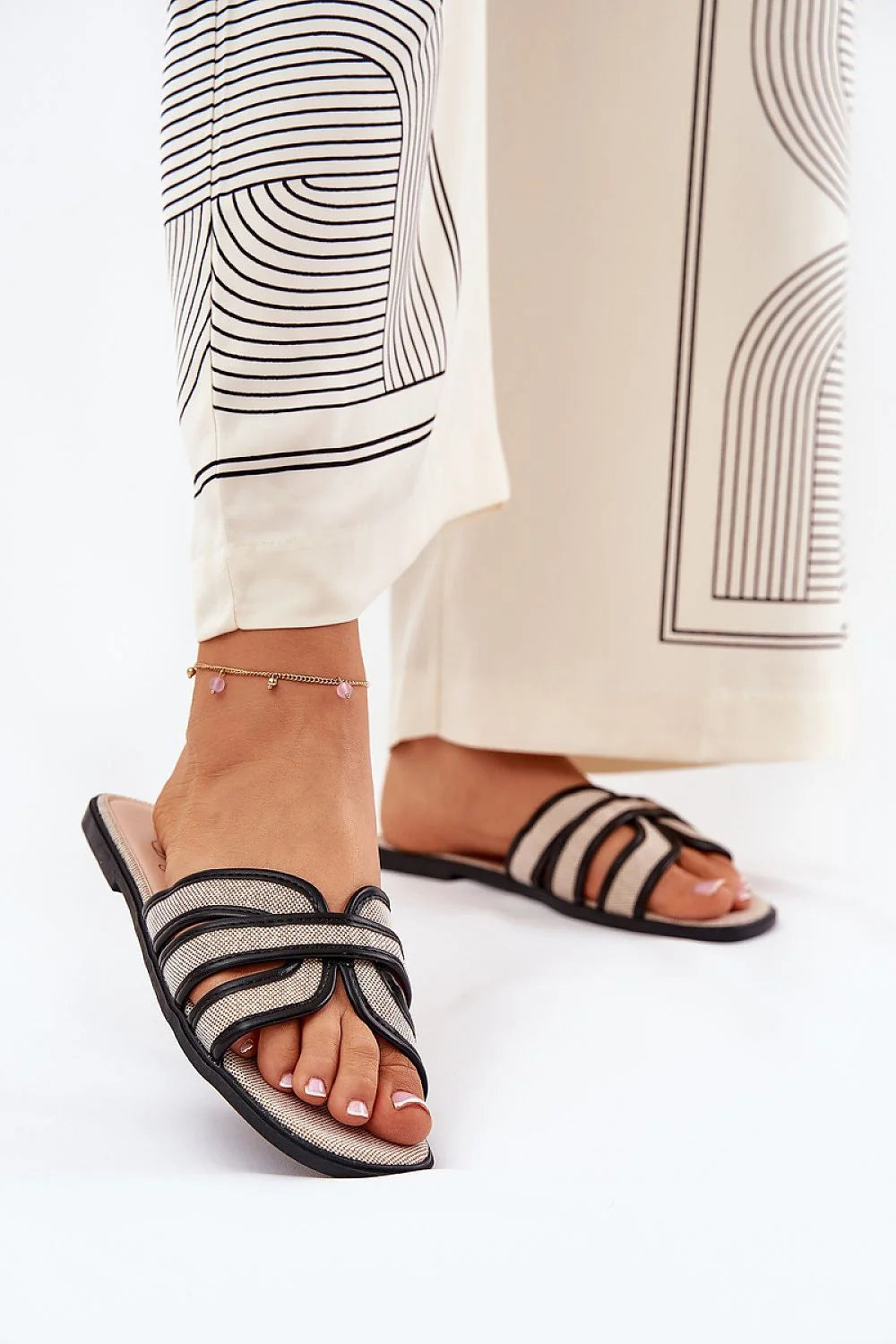 Sandales plates femmes style ouvert lanières croisées beige noir talon 1cm