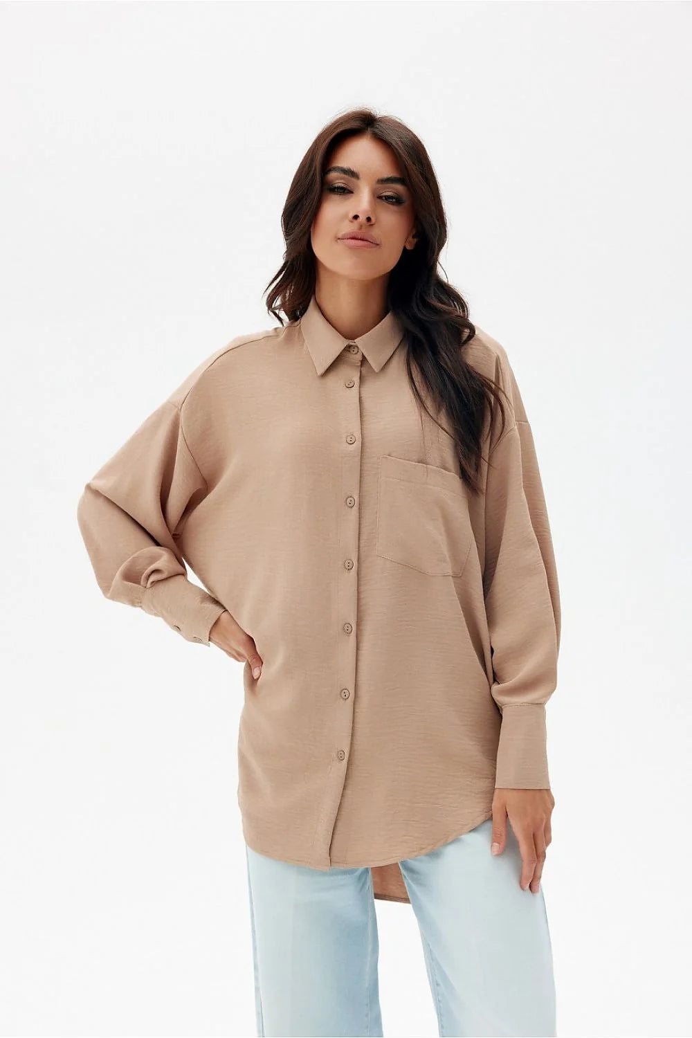chemise femme oversize beige manches longues bouffantes col classique boutons assortis poche poitrine tissu fluide texturé coupe ample poignets boutonnés