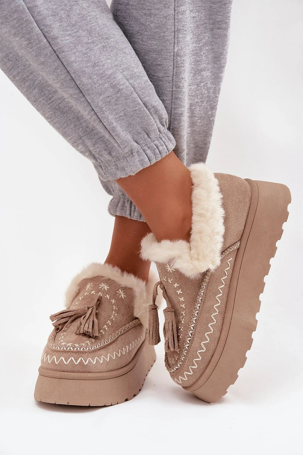 bottes neige femme suédine écologique plateforme compensée fourrure doublure semelle crantée coutures apparentes broderies pampilles beige crème isolantes confort hivernal