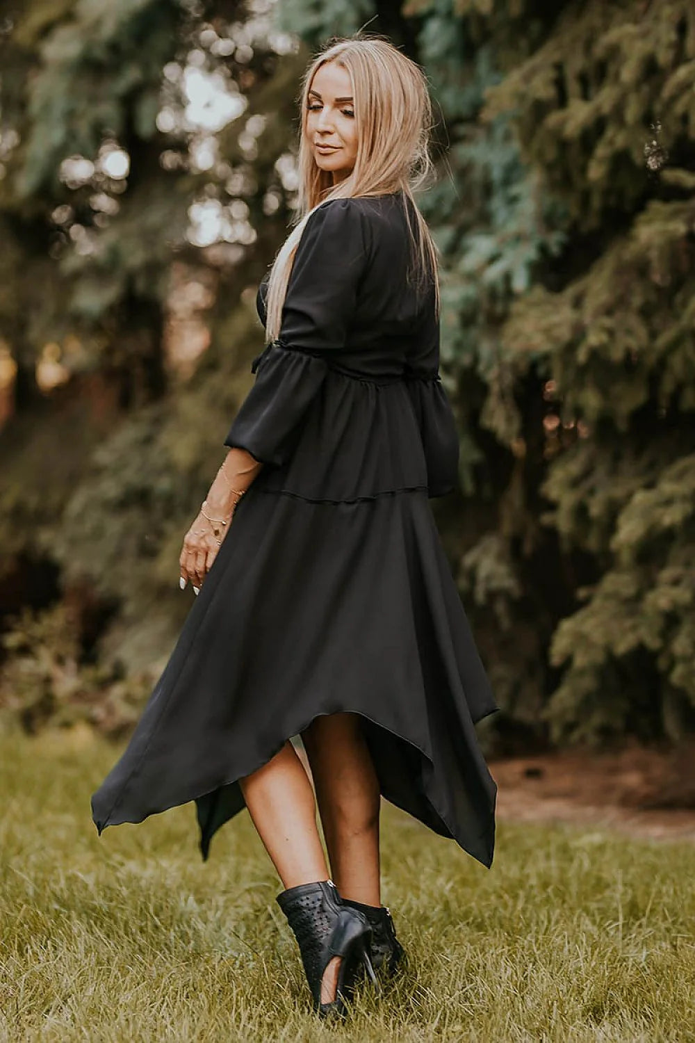 Robe fluide noire élégante manches longues boutonnées coupe asymétrique confortable pour occasions diverses femme