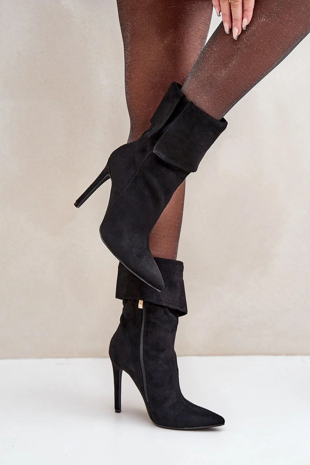 Bottines femme noir daim talon aiguille élancé silhouette allongeante mi mollet revers plissé bout pointu fermeture zippée tirette dorée