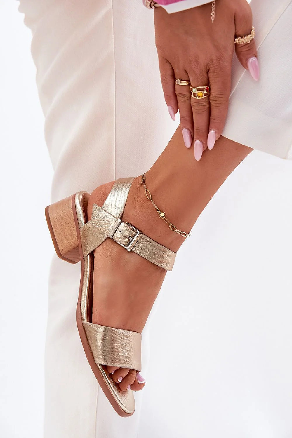 sandales dorées métalliques cuir naturel minimalistes élégantes confortables talon bloc brides larges bride cheville boucles argentées réglables chaîne semelle intérieure