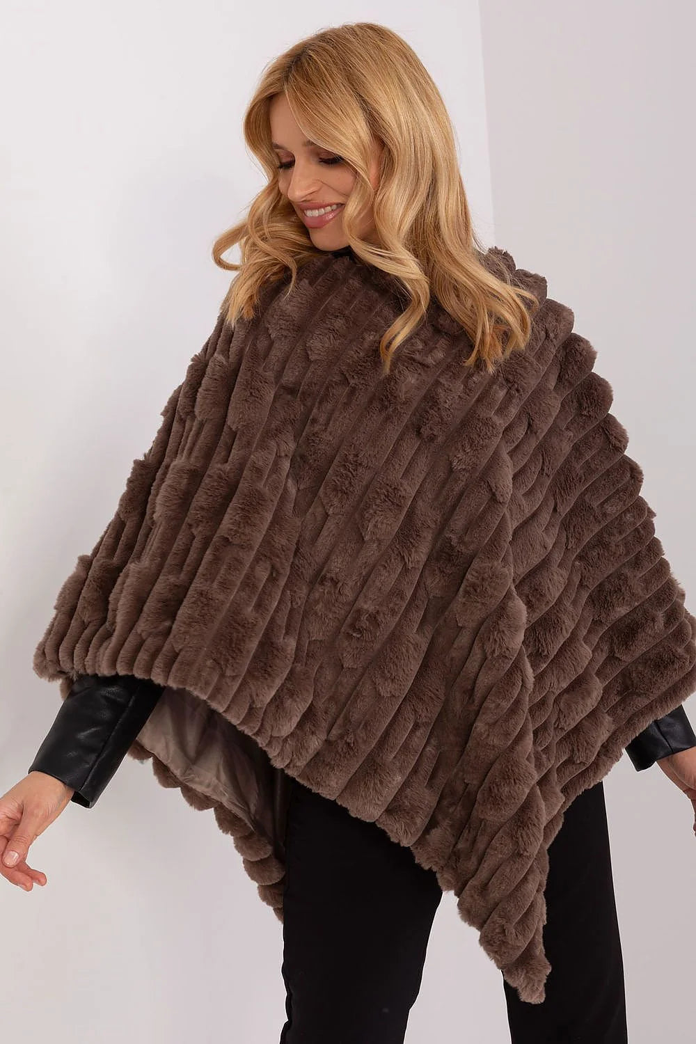 Poncho en fausse fourrure pour femme, style élégant, texture en bandes horizontales, couleur marron chocolat, coupe ample et asymétrique, doublure lisse, matériau polyester, occasion spéciale et quotidienne, accessoire chic et confortable