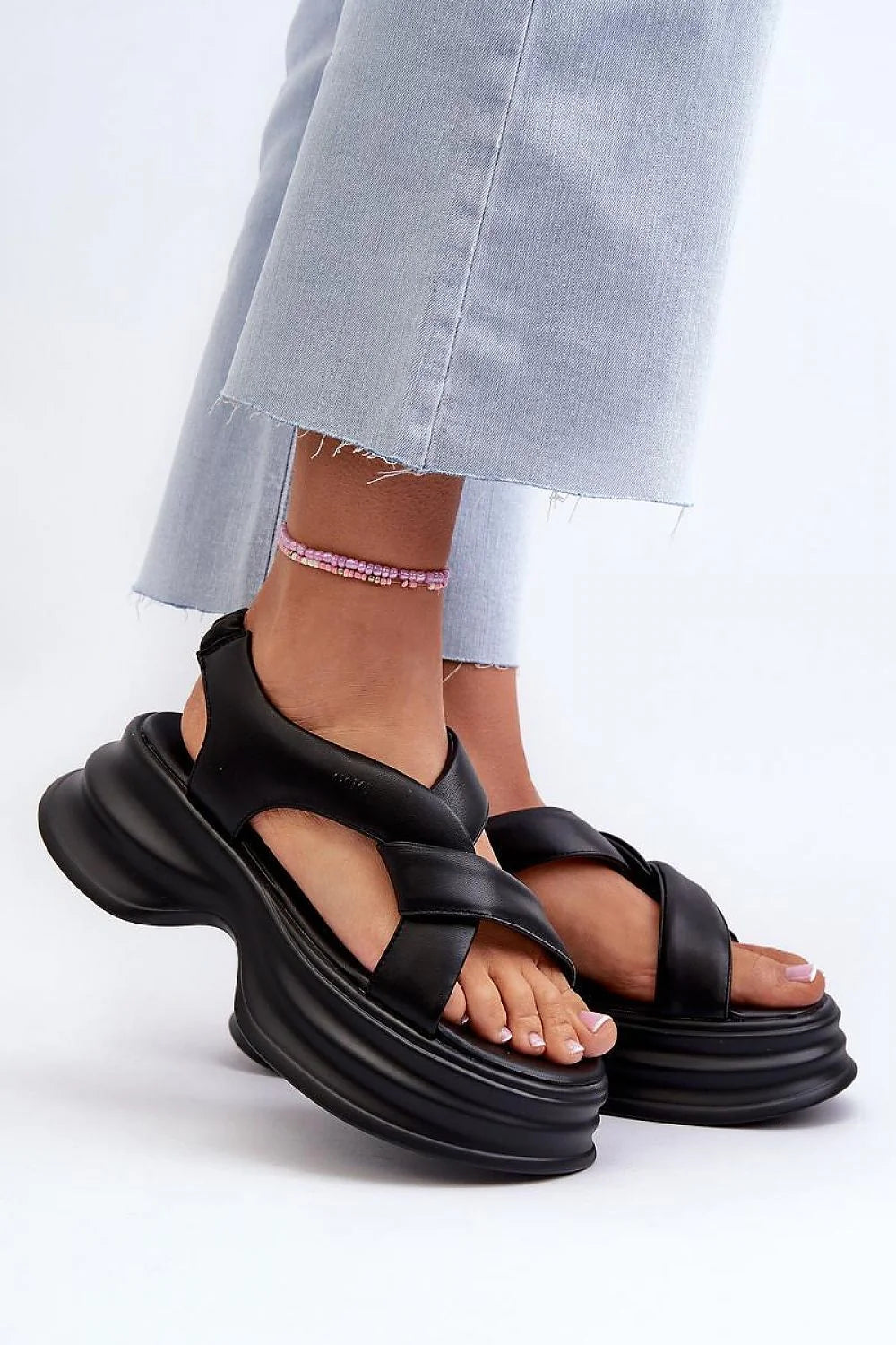 sandales cuir naturel noir design audacieux moderne contemporain semelle sculpturale ondulée plateforme45mm matelassée brides croisées ergonomique confortable urbaine sportive raffinée