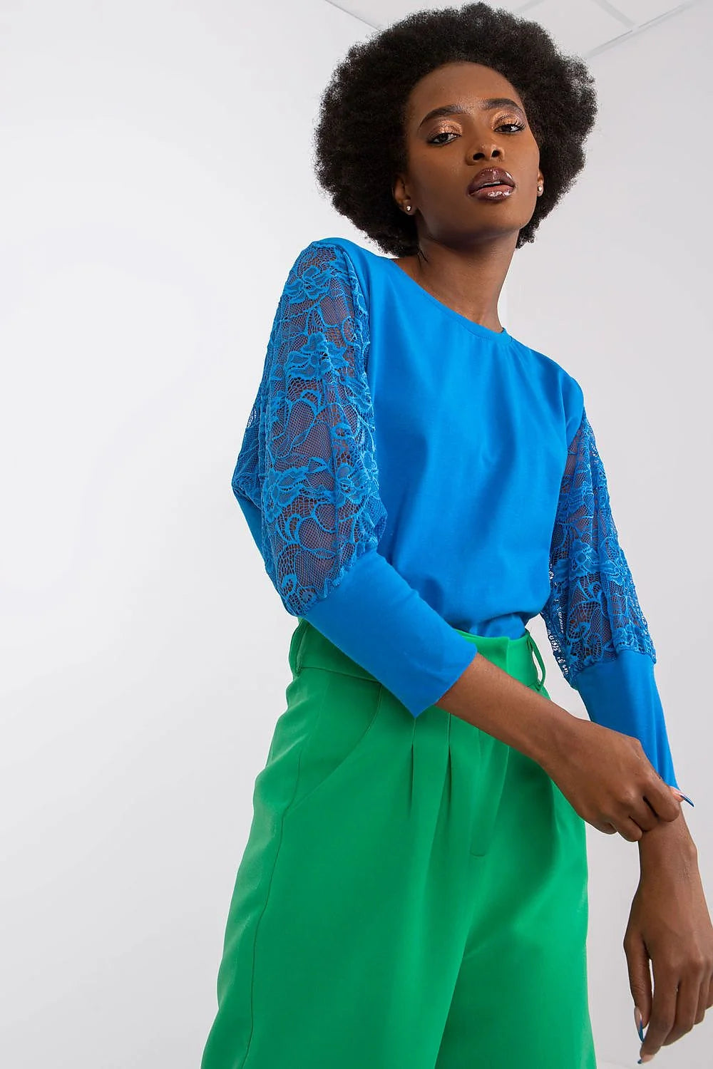 Chemisier Rue Paris bleu vif dentelle manches 3/4 coupe droite pantalon vert audacieux taille haute femme