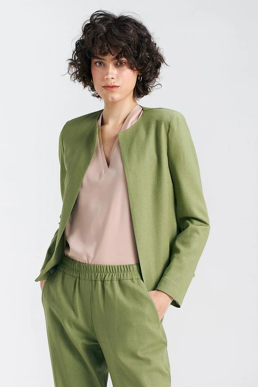 Blazer femme Nife en vert pistache, ensemble trois pièces, coupe moderne, style élégant, matières naturelles, occasion professionnelle ou décontractée