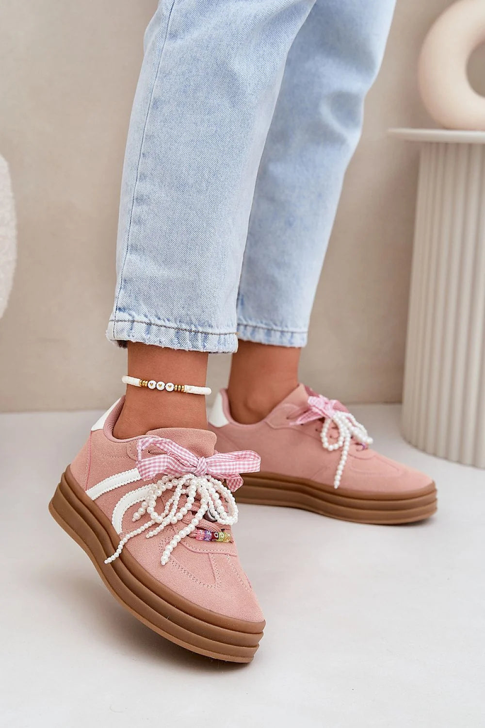 Sneakers femmes design moderne semelle épaisse lacets perlés rose pastel