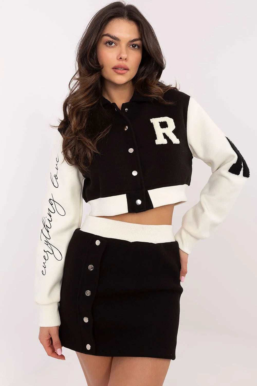Ensemble féminin style sport-chic veste cropped bomber jupe mini noir blanc manches blanches boutons-pression