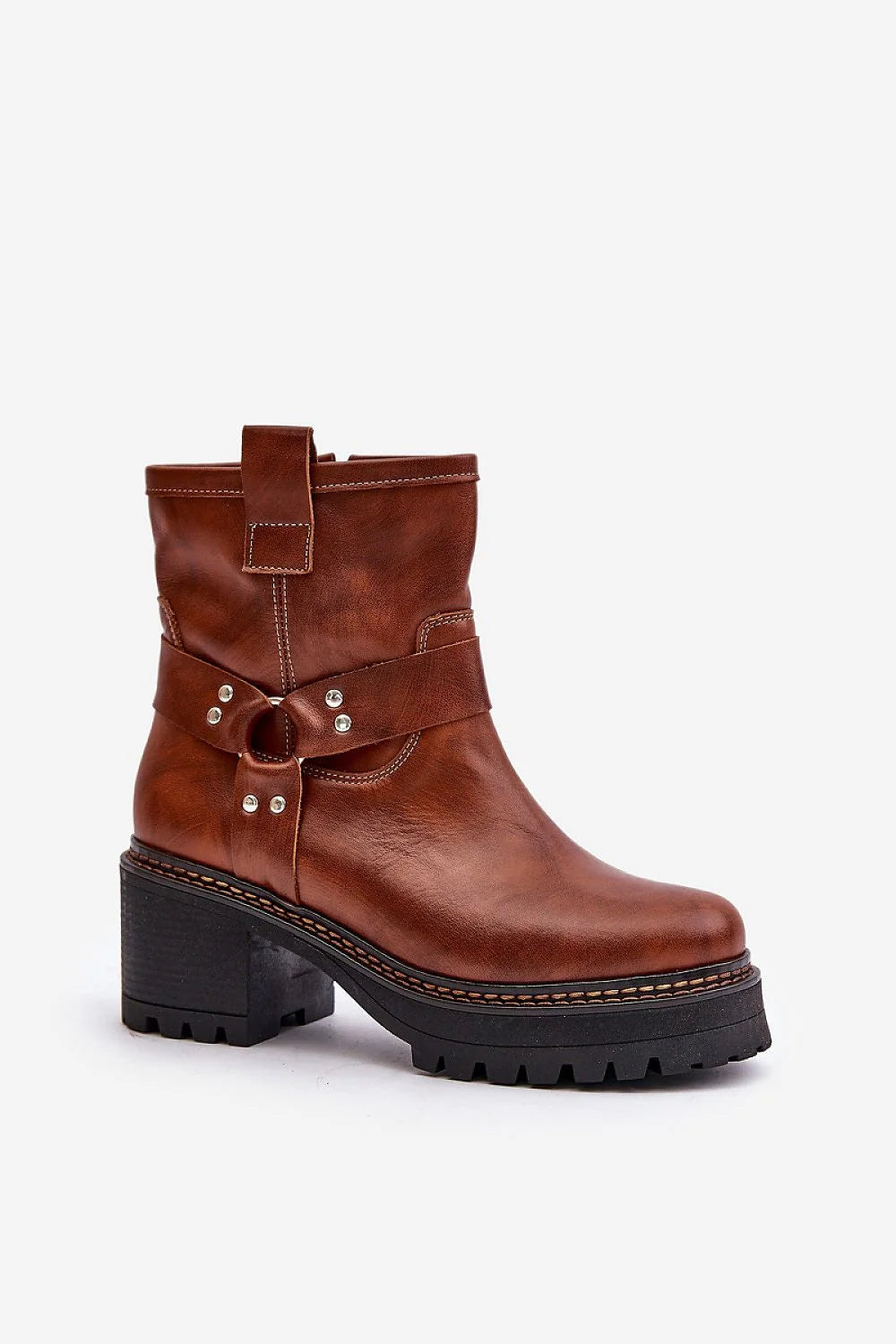 Bottines à talon épaud et tige haute en cuir brun cognac, style chic et casual, semelle crantée, fermeture éclair, sangles décoratives, confort et stabilité, idéales pour l'automne
