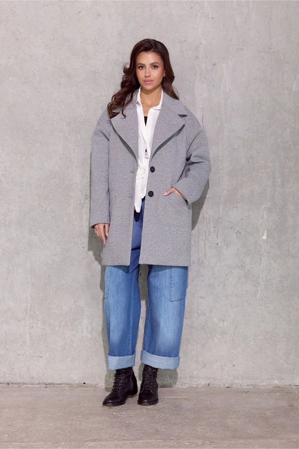 Veste Roco Fashion pour femmes, style moderne chic, coupe ample oversize, épaules abaissées, tissu laine, boutons métalliques, poches latérales, doublure matelassée, coloris gris intemporel, occasion quotidienne