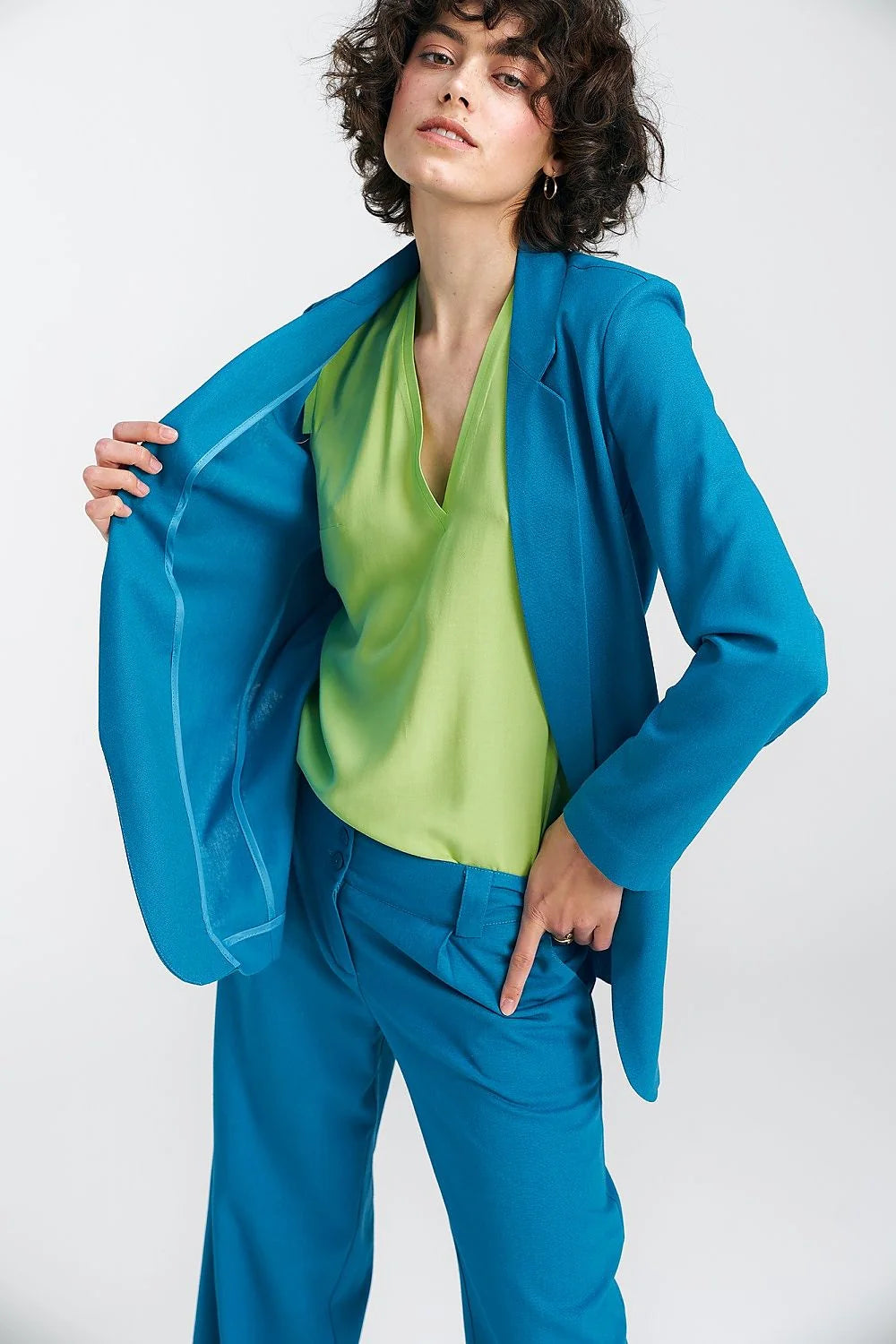 Veste pour femme classique structurée bleu vibrant deux pièces pantalon tailleur haut vert clair matière haute qualité occasion professionnelle