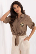 Chemise féminine élégante décontractée coton naturel marron clair manches mi-longues nœud devant poche brodée taille ajustée