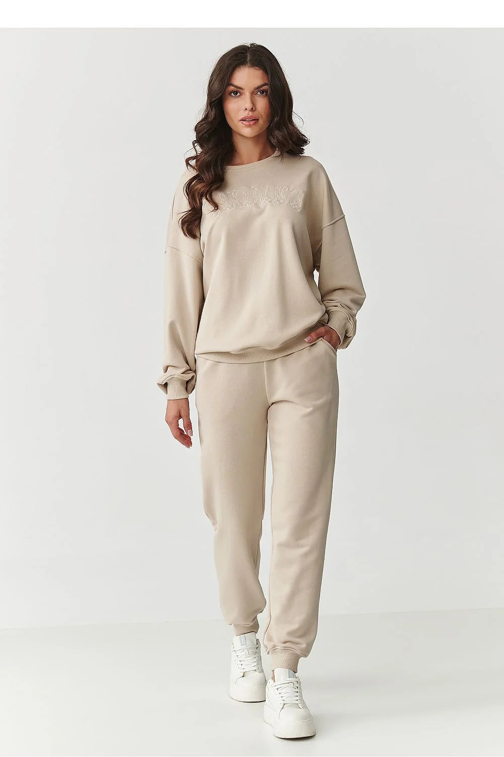 ensemble jogging femme athleisure molleton coton élasthanne beige pierre oversize col rond épaules tombantes broderie tonale taille élastique poches chevilles