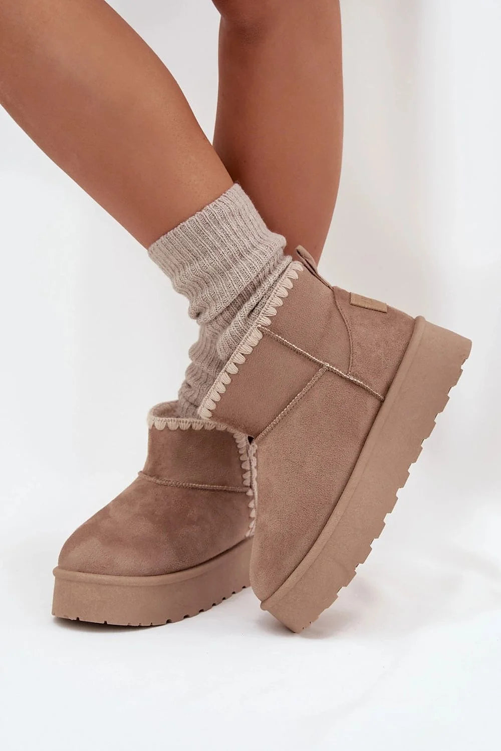 bottines femme cheville fourrées moumoute suédine taupe surpiqûres feston crème col bas retroussé semelle plateforme épaisse crantée antidérapante imperméable écologique