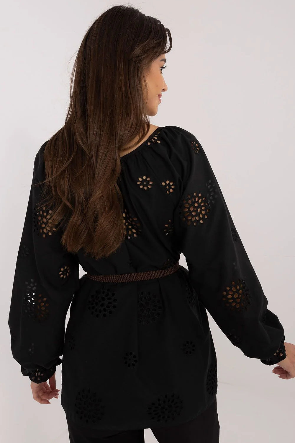chemisier boho noir coton respirant léger manches bouffantes ceinture tressée marron découpes florales encolure ronde coupe ample fluide romantique élégant