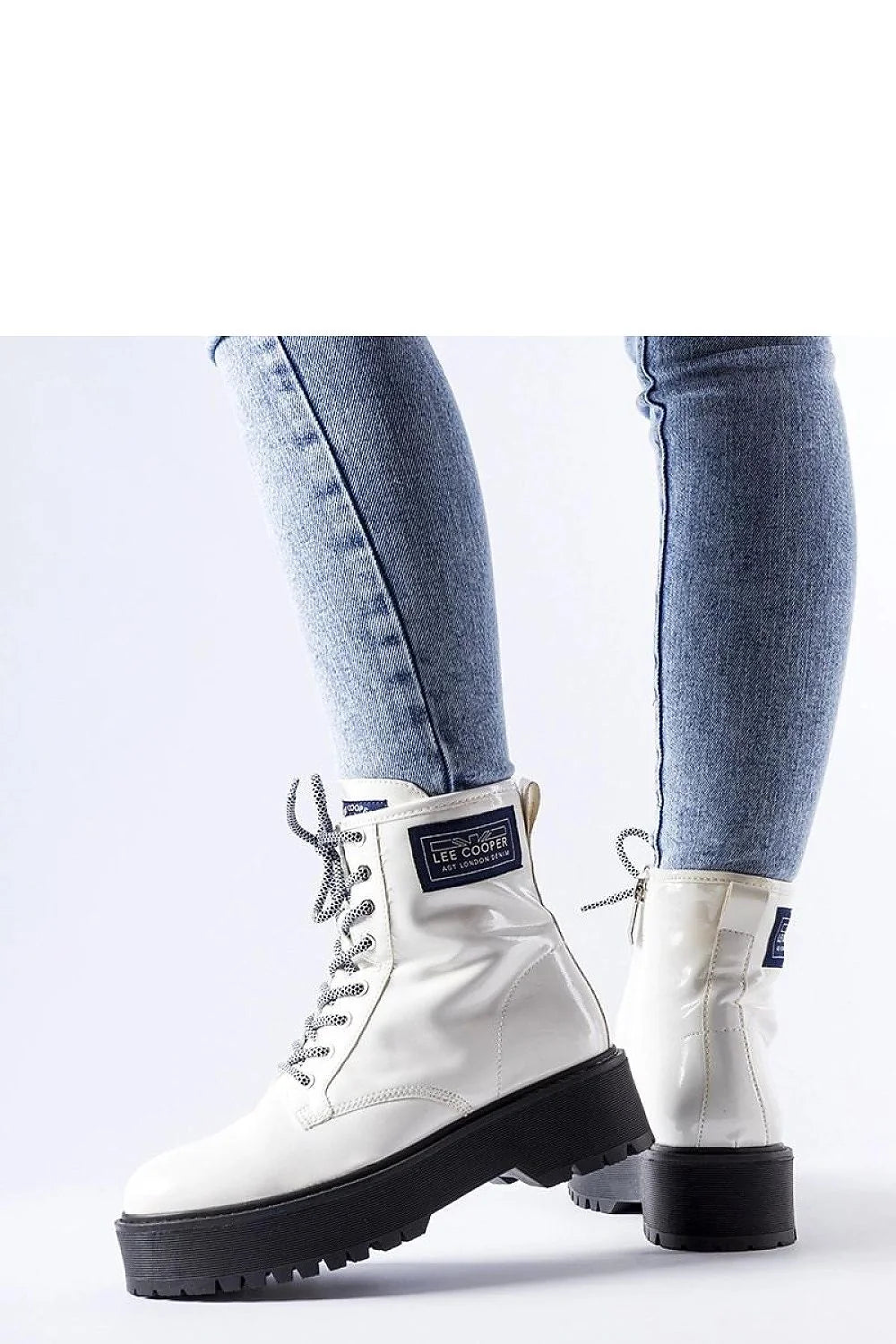 Bottines femmes cuir verni blanc design moderne audacieux fermeture éclair lacets bicolores semelle épaisse crantée coupe haute cheville logo discret