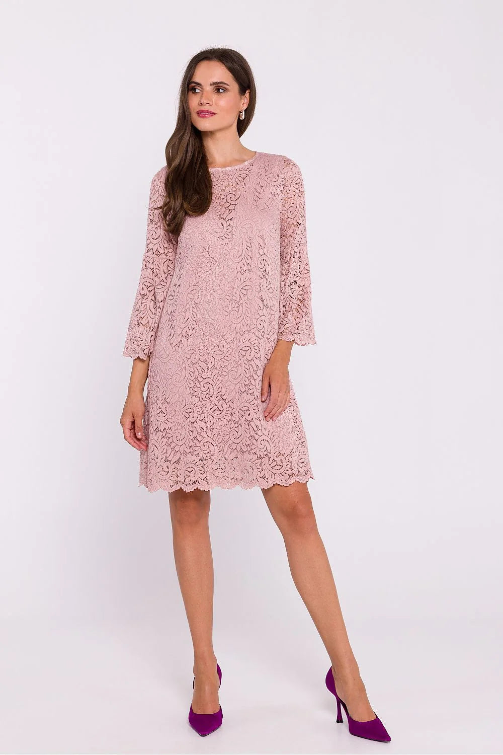 Robe cocktail féminine en dentelle rose pâle manches cloche col rond hem festonné femme occasion élégante