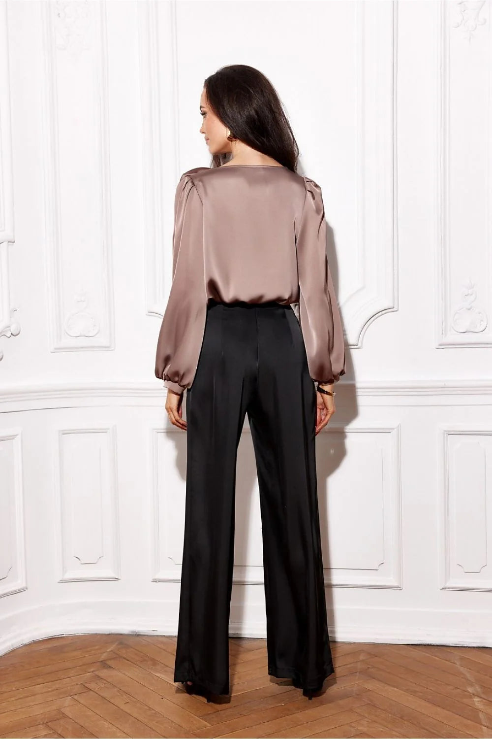 Chemisier Roco Fashion en satin taupe fleuri manches longues bouffantes épaules moulées silhouette ample femme élégance luxe