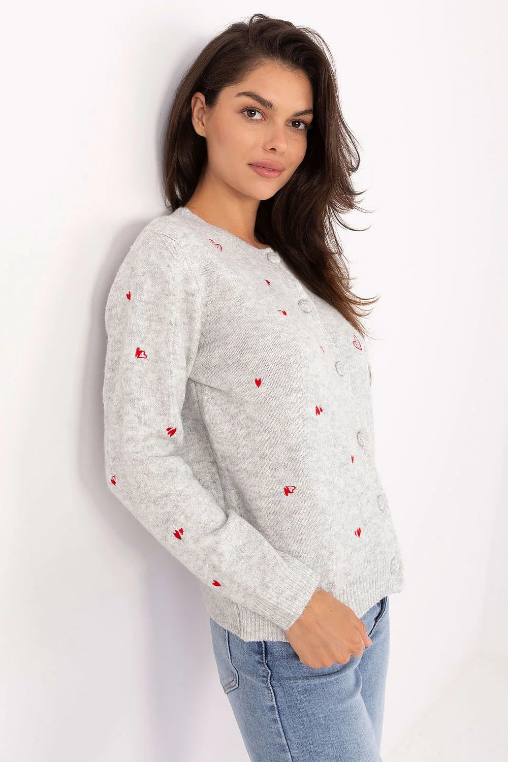 cardigan femme boutonné col rond manches longues coupe décontractée maille douce gris clair broderie cœurs rouges