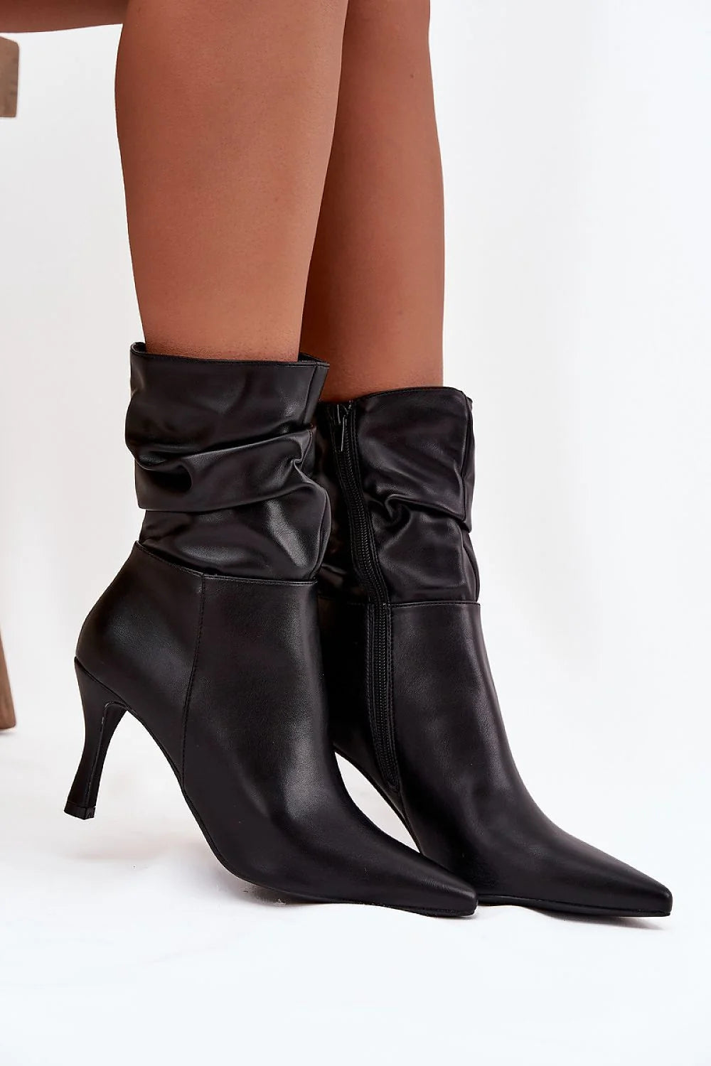 bottines mi mollet cuir artificiel noir tige plissée style slouchy finition satinée bout pointu fermeture éclair latérale talon aiguille fin