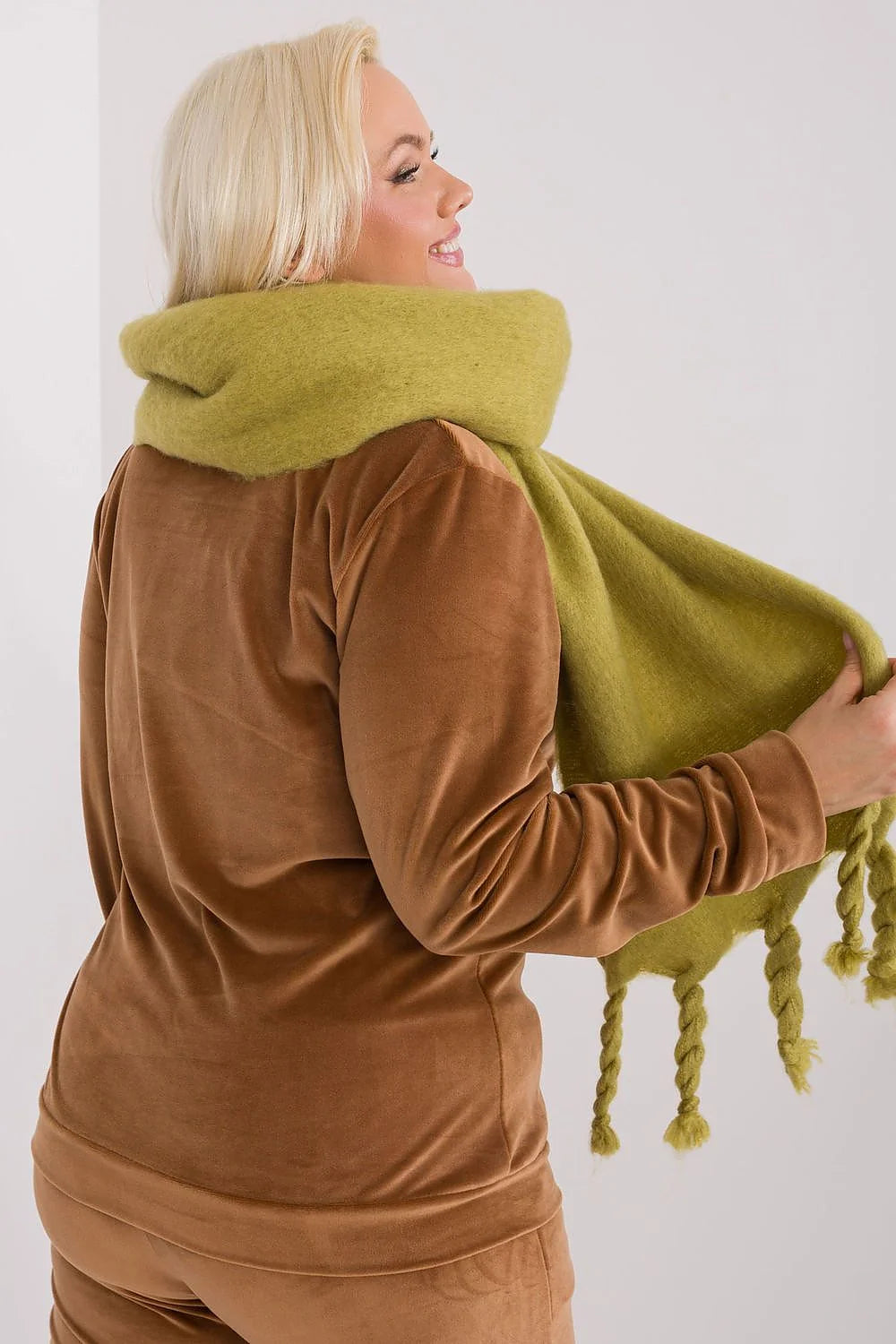 Écharpe pour femme design rectangulaire franges tressées couleur olive vert laine polyester mode hiver automne accessoire pompons