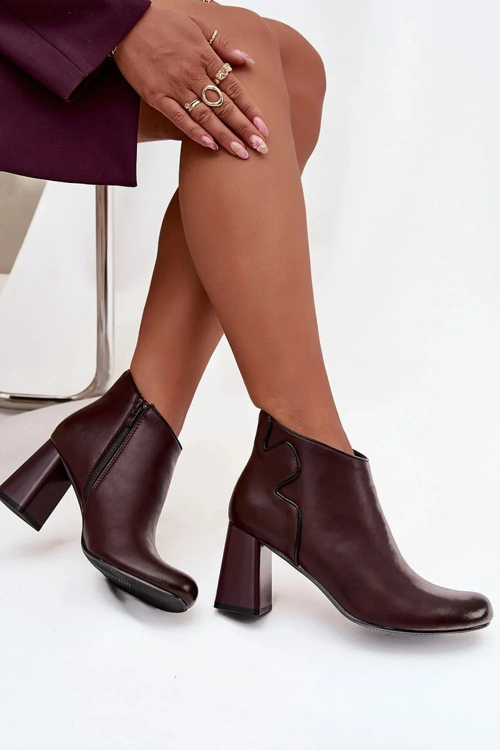 bottines femme cuir naturel bordeaux foncé lisse bout arrondi tige légèrement échancrée surpiqûre latérale talon bloc 8cm zip semelle antidérapante