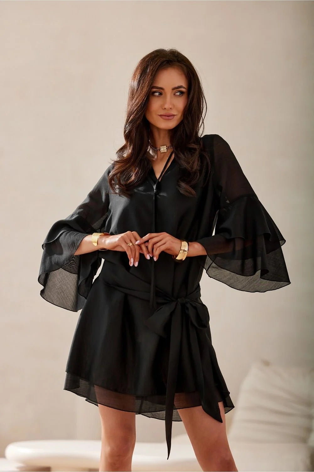 Robe de cocktail élégante noire tissu fluide manches longues volants encolure V ceinture large femmes