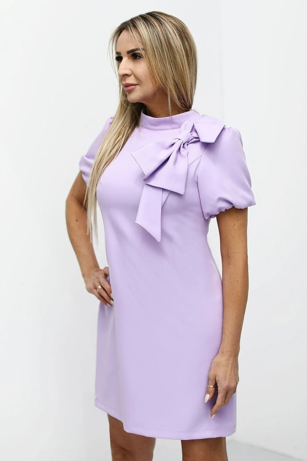 Robe de cocktail élégante couleur lavande coupe droite manches courtes épaule nouée occasion spéciale femmes