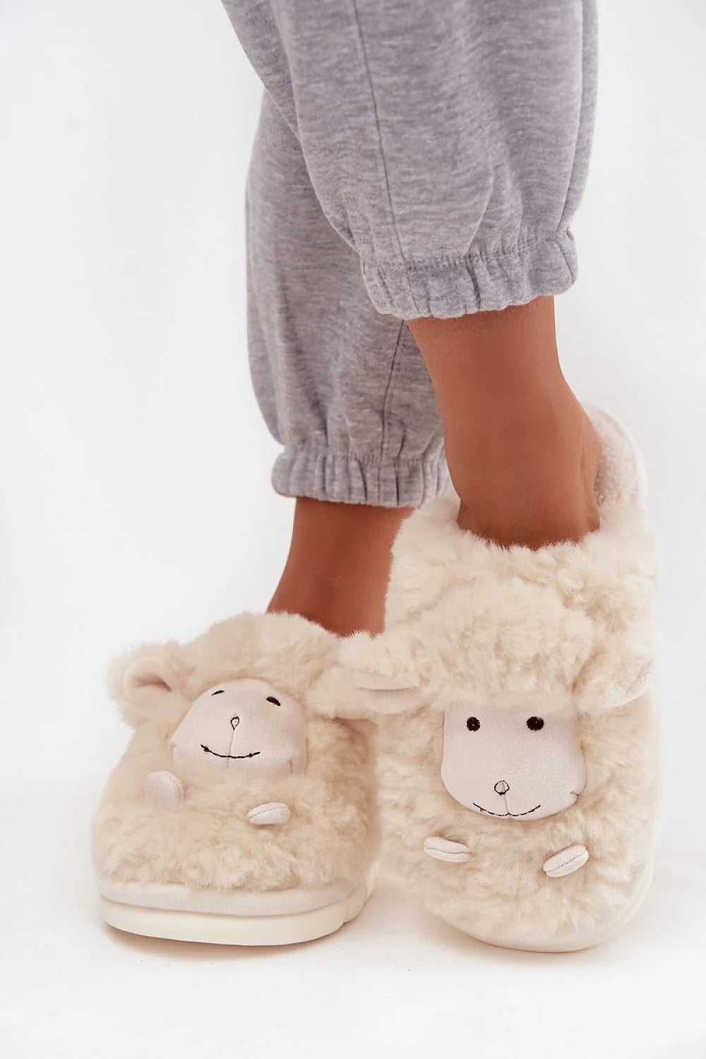 chaussons femme fausse fourrure beige crème mouton brodé visage oreilles relief pelucheux doublés semelle épaisse rembourrée antidérapante confortable