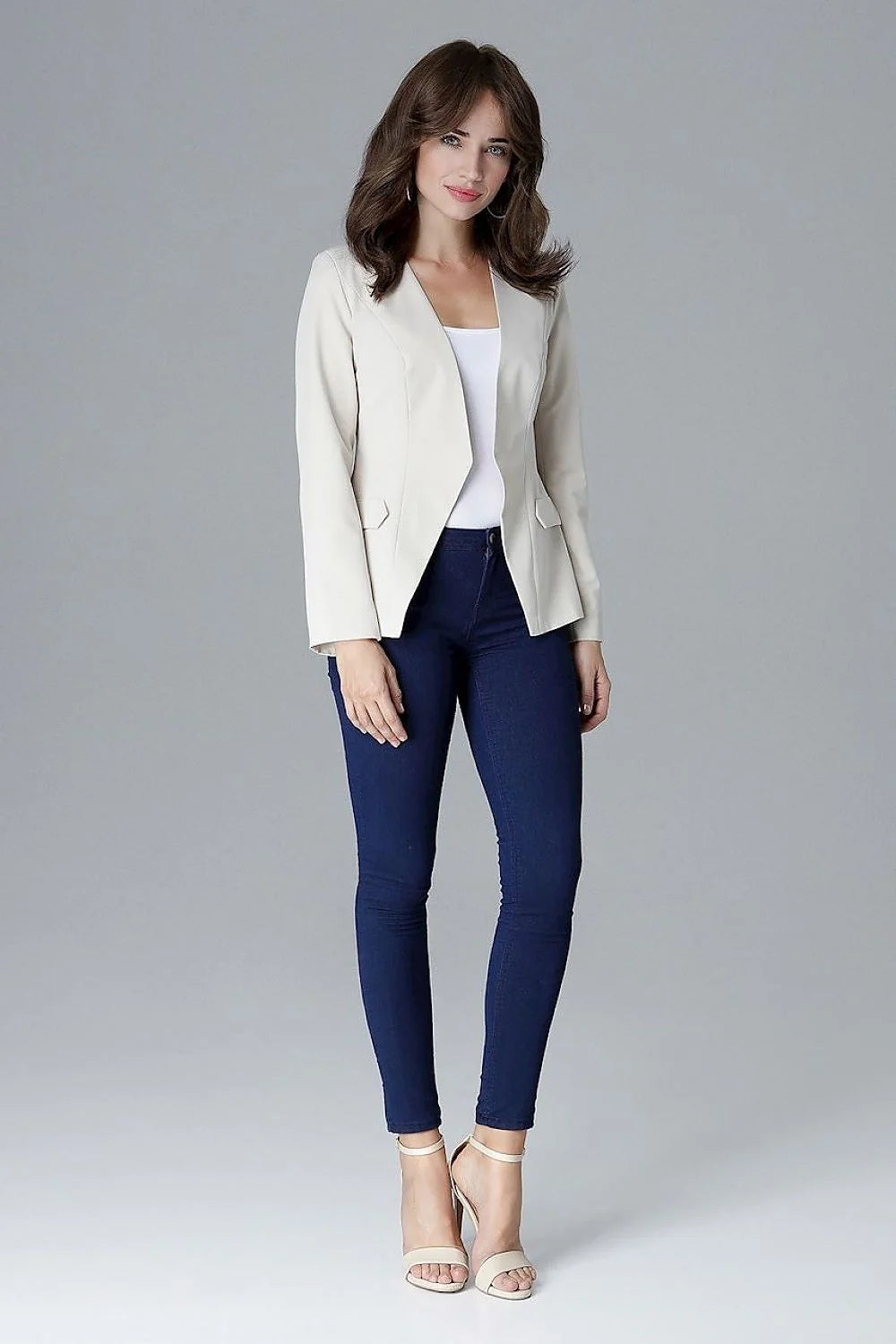 Blazer femme noir chic ajusté en tissu élégant pour un style moderne et décontracté