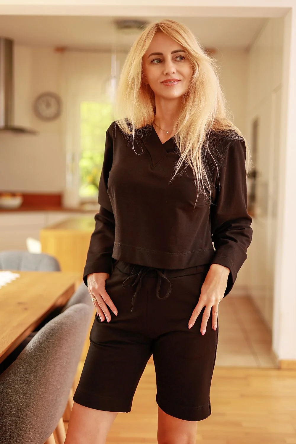 ensemble Mirale femme sportswear noir coton elasthanne jersey haut court col V manches longues short mi cuisse taille elastique