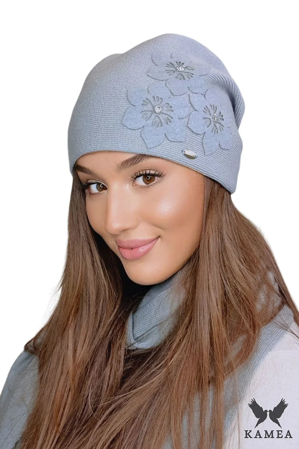 Bonnet élégant pour femme en tricot mélange laine fleurs relief finitions métalliques grise ton sur ton coupe slouchy