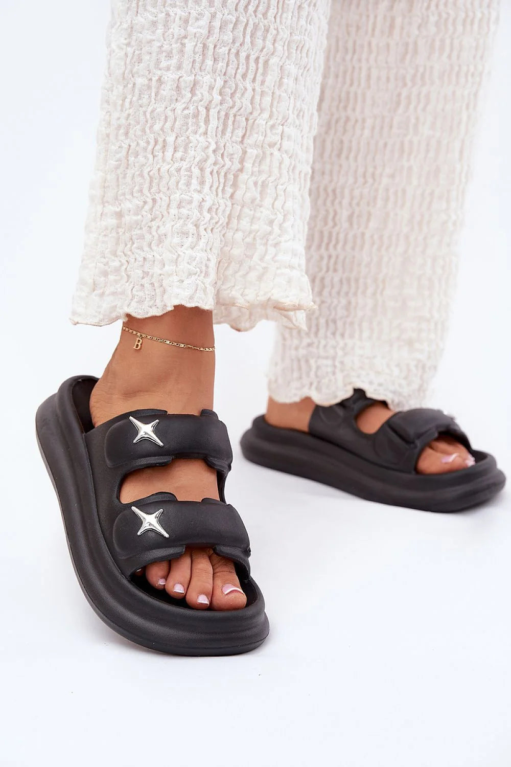 sandales femme noires plateforme 35mm compensées confortables rembourrées brides larges ajustables décorations étoiles métalliques coussinée semelle ergonomique similicuir mousse légères