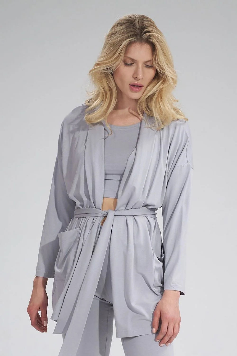 Ensemble féminin moderne minimaliste gris clair coton modal confortable élégant kimono pantalon haut court