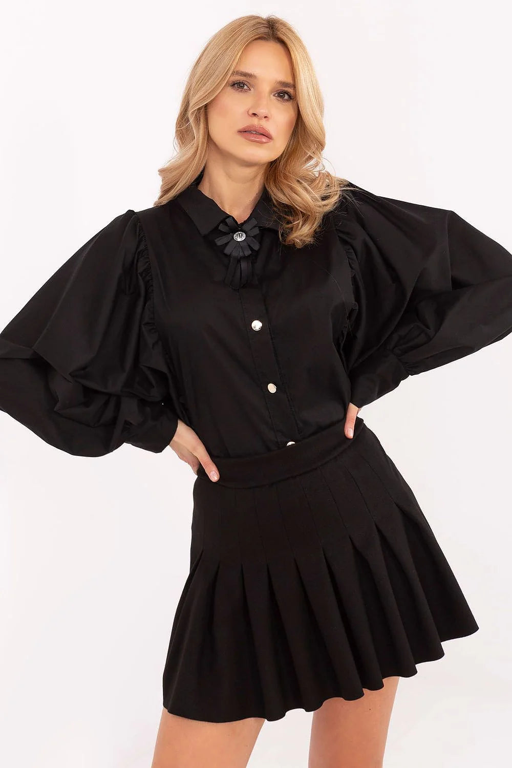 blouse manches bouffantes volumineuses boutons métal broche fleur col nœud bijou jupe trapèze courte plis marqués taille haute cintrée sophistiquée