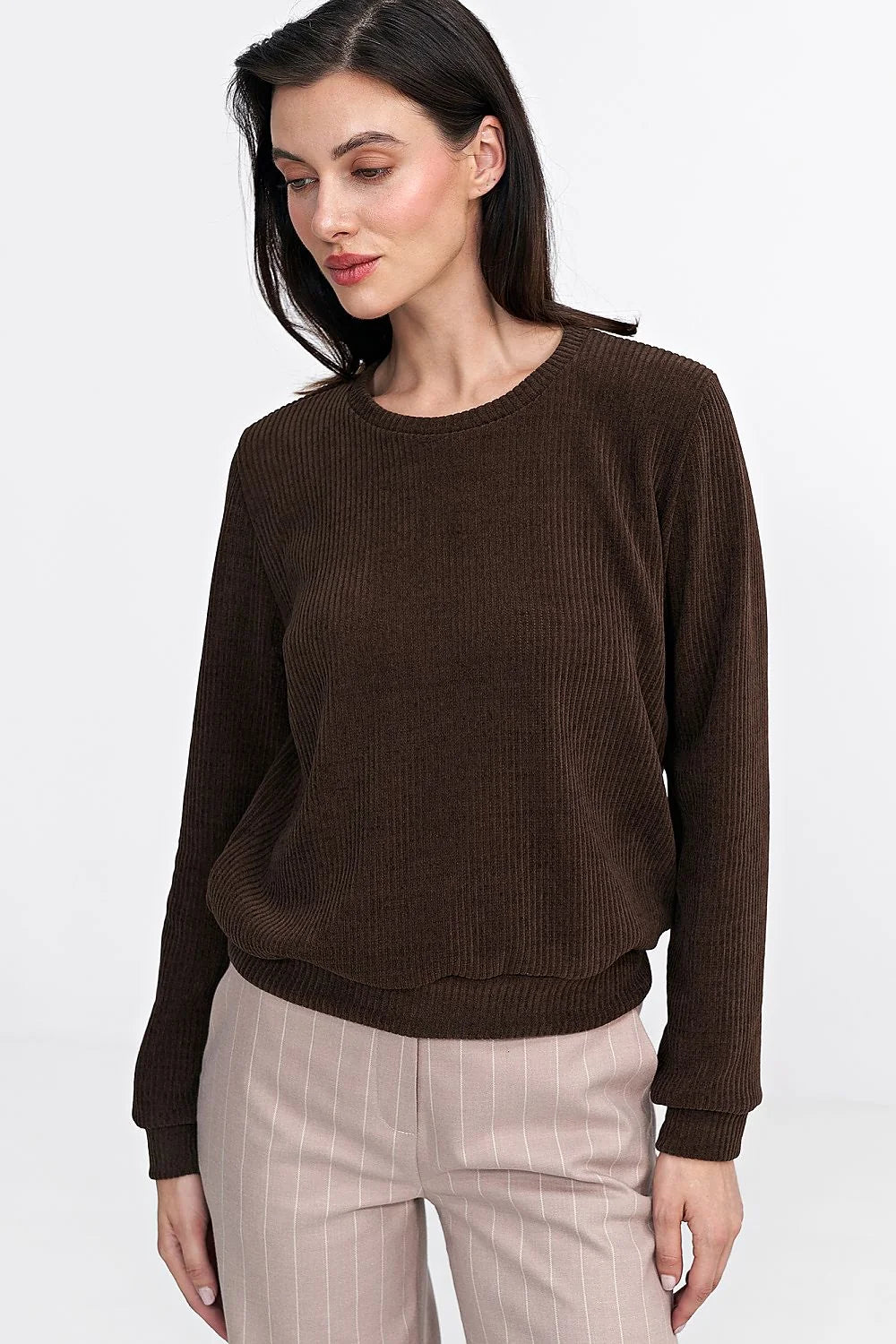 Pull femme élégant en tricot côtelé couleur marron foncé coupe ajustée manches longues col rond ourlet fin