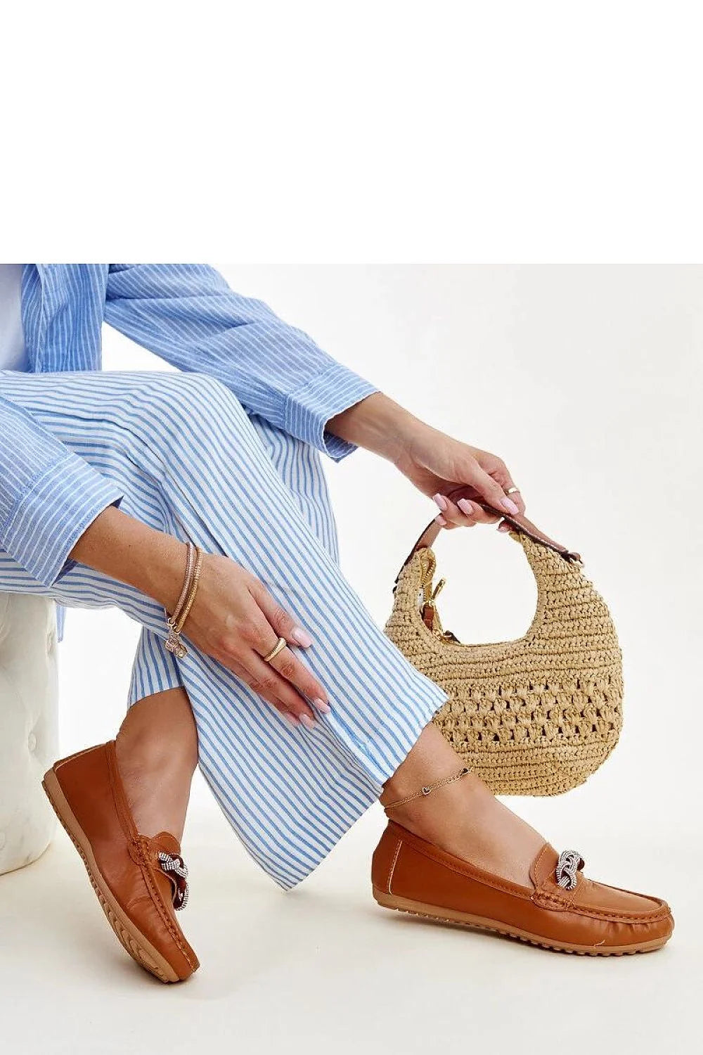 mocassins femme Adiba Solea cuir marron bout rond surpiqûres apparentes chaîne tressée argentée semelle crantée caoutchouc antidérapante confortable