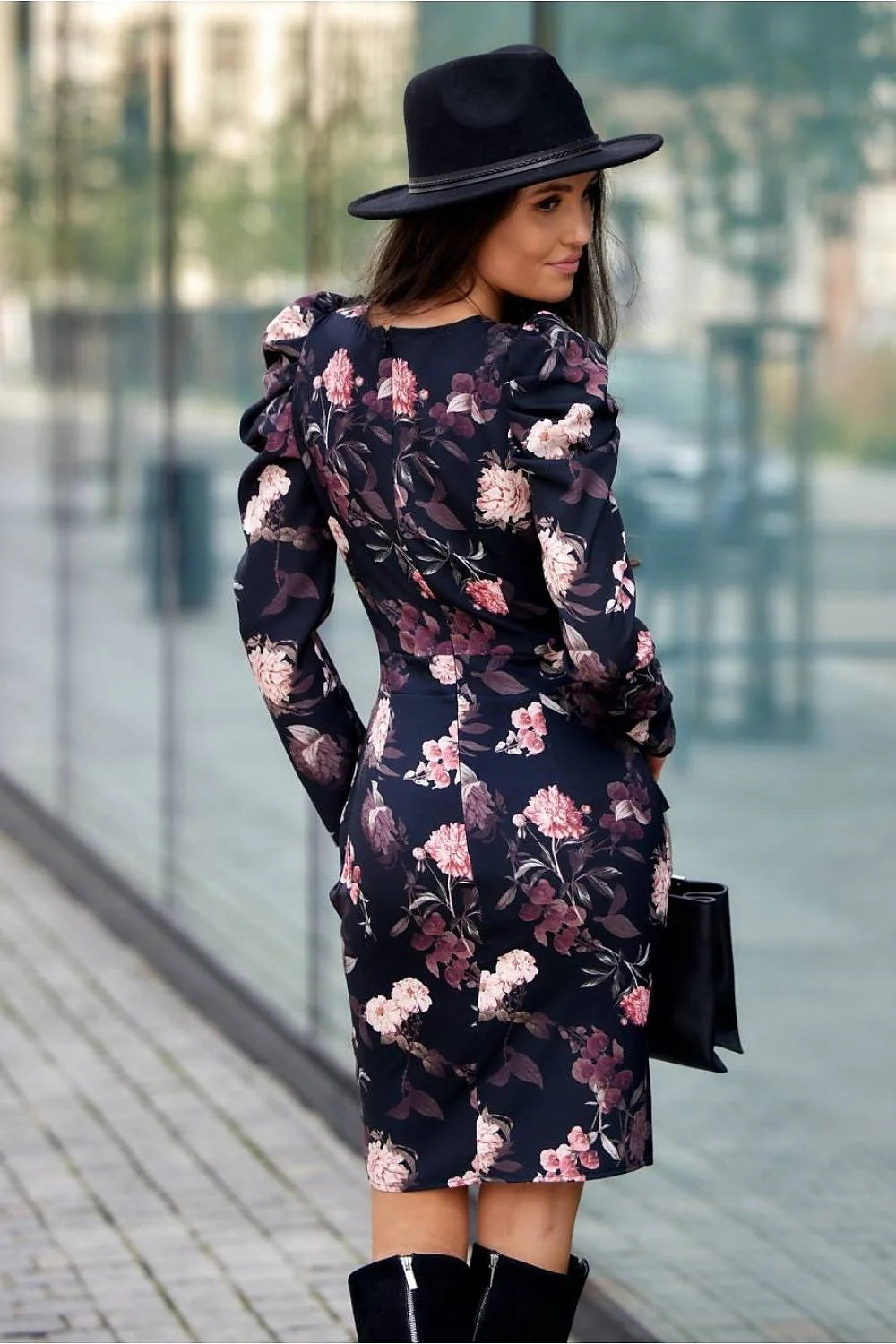 Robe élégante pour femme avec motif floral sur fond noir, manches longues, encolure en V, coupe ajustée et finition asymétrique
