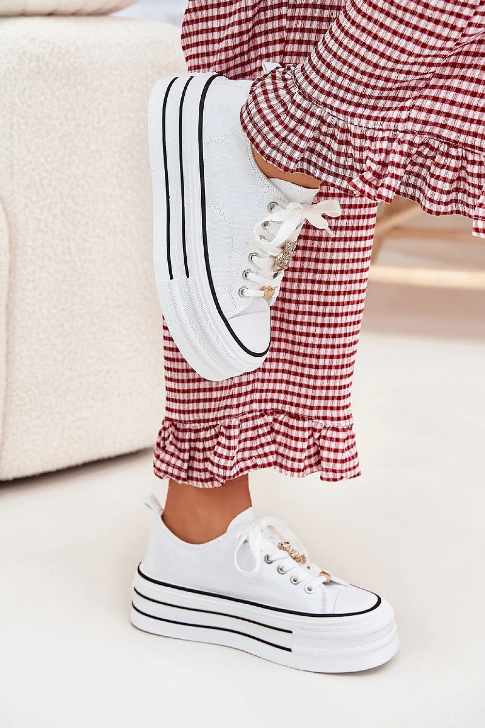 baskets femme modernes plateforme blanches textile cuir artificiel confortables tendance basses bout rond semelle épaisse étagée lacets ruban