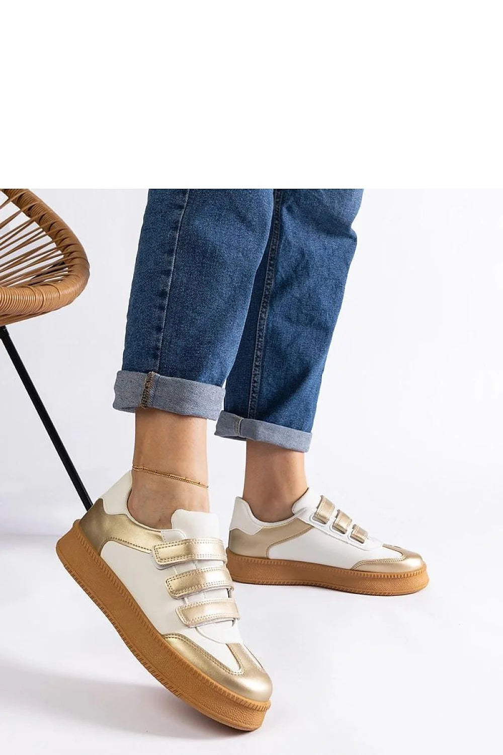 Baskets dorées pour femmes, confort et style, cuir synthétique, fermeture Velcro, semelle gomme marron, occasion quotidienne, mode moderne, design élégant, pantalons, robes, jeans, adhérence, durabilité, esthétique