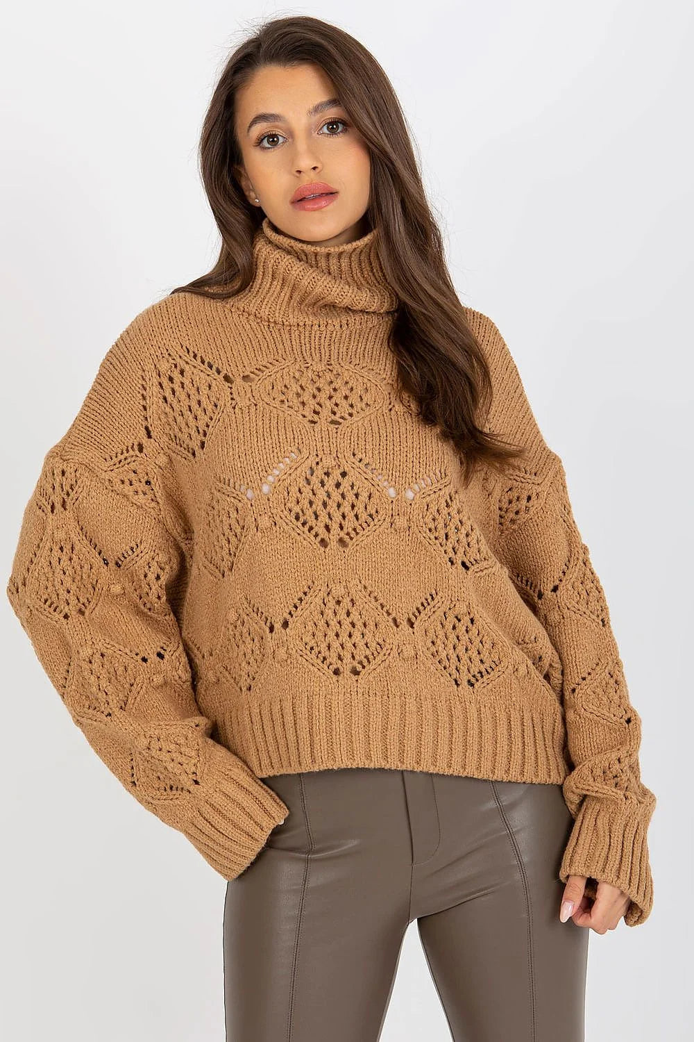 Tenue femme col roulé pull ajouré pantalon pinces bottes hautes style décontracté-chic