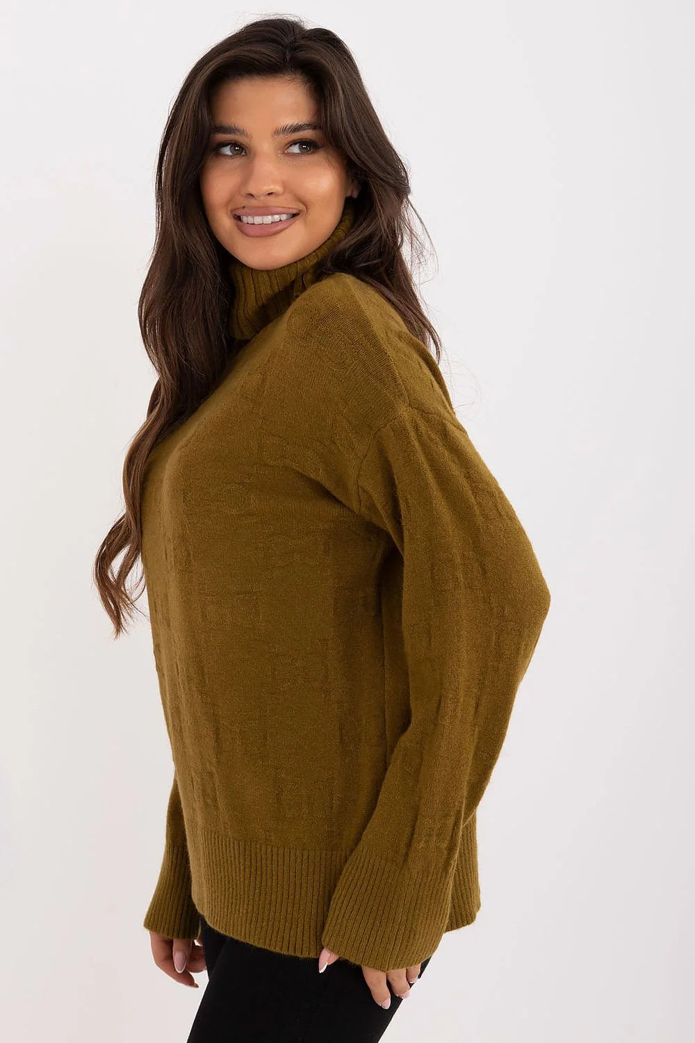 Pull col roulé femme en acrylique, polyester et polyamide, couleur marron chaud, coupe droite et ample, manches longues, finitions côtelées, style décontracté et élégant