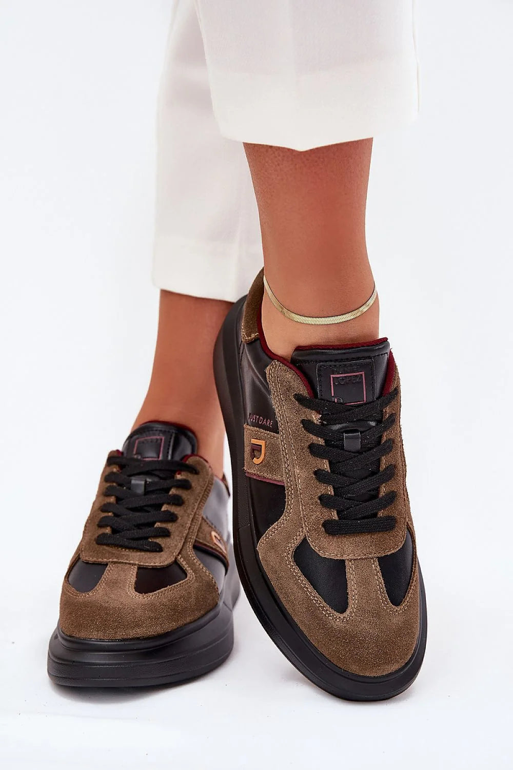 baskets basses femmes daim marron empiècements cuir noir semelle épaisse lacets noirs doublure bordeaux logo doré coutures visibles lignes contrastées