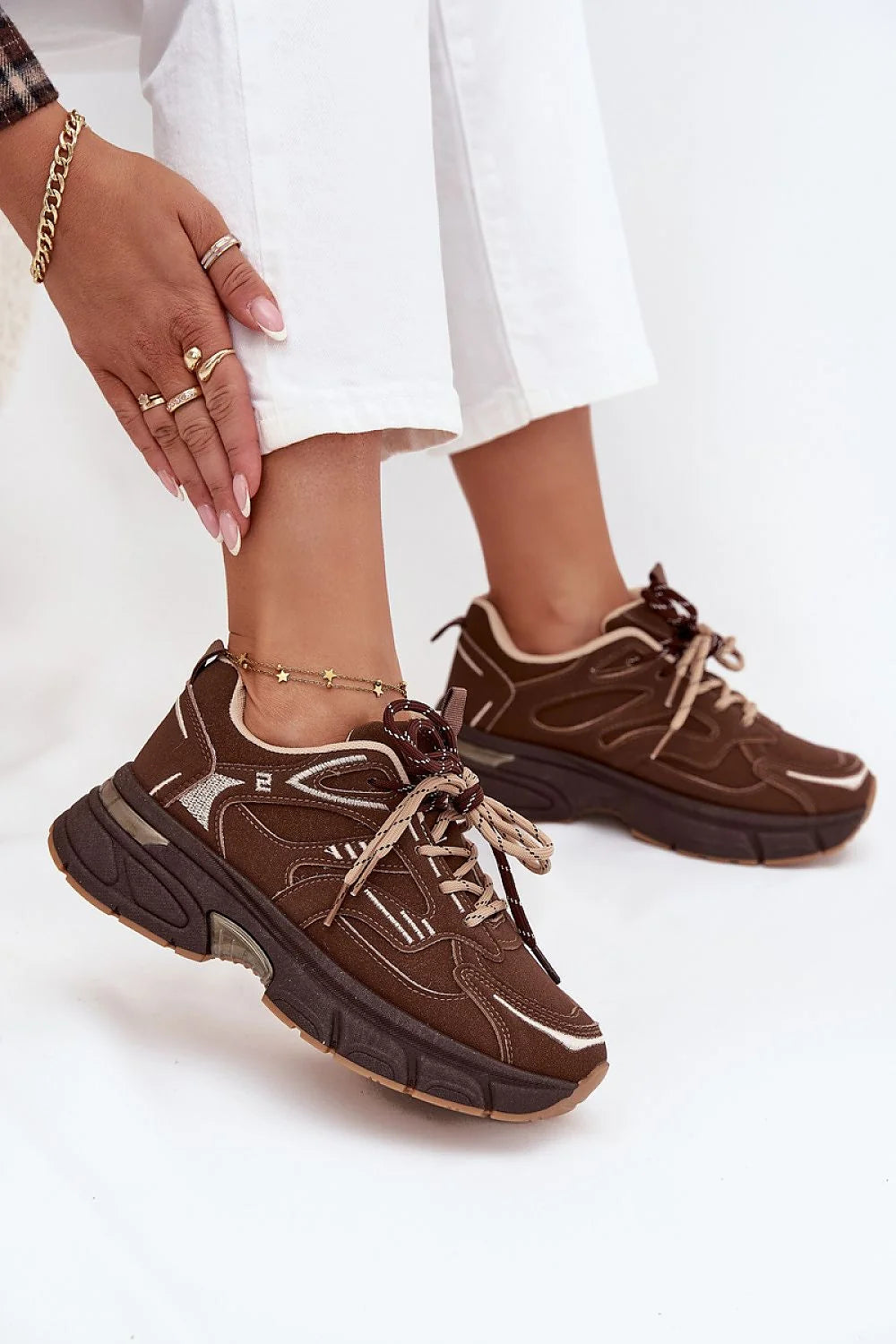 sneakers femme baskets casual chunky retrorunning semelle plateforme épaisse tige marron suédine surpiqûres beiges lacets bicolores col matelassé