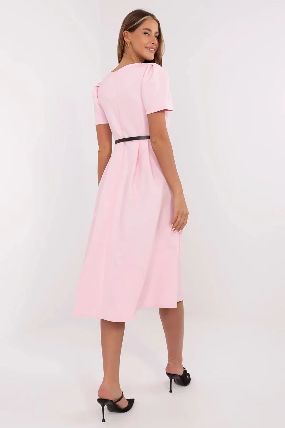 Robe classique féminine évasée manches courtes couleur rose pastel ceinture noire dorée polyester élasthanne femmes occasionnels