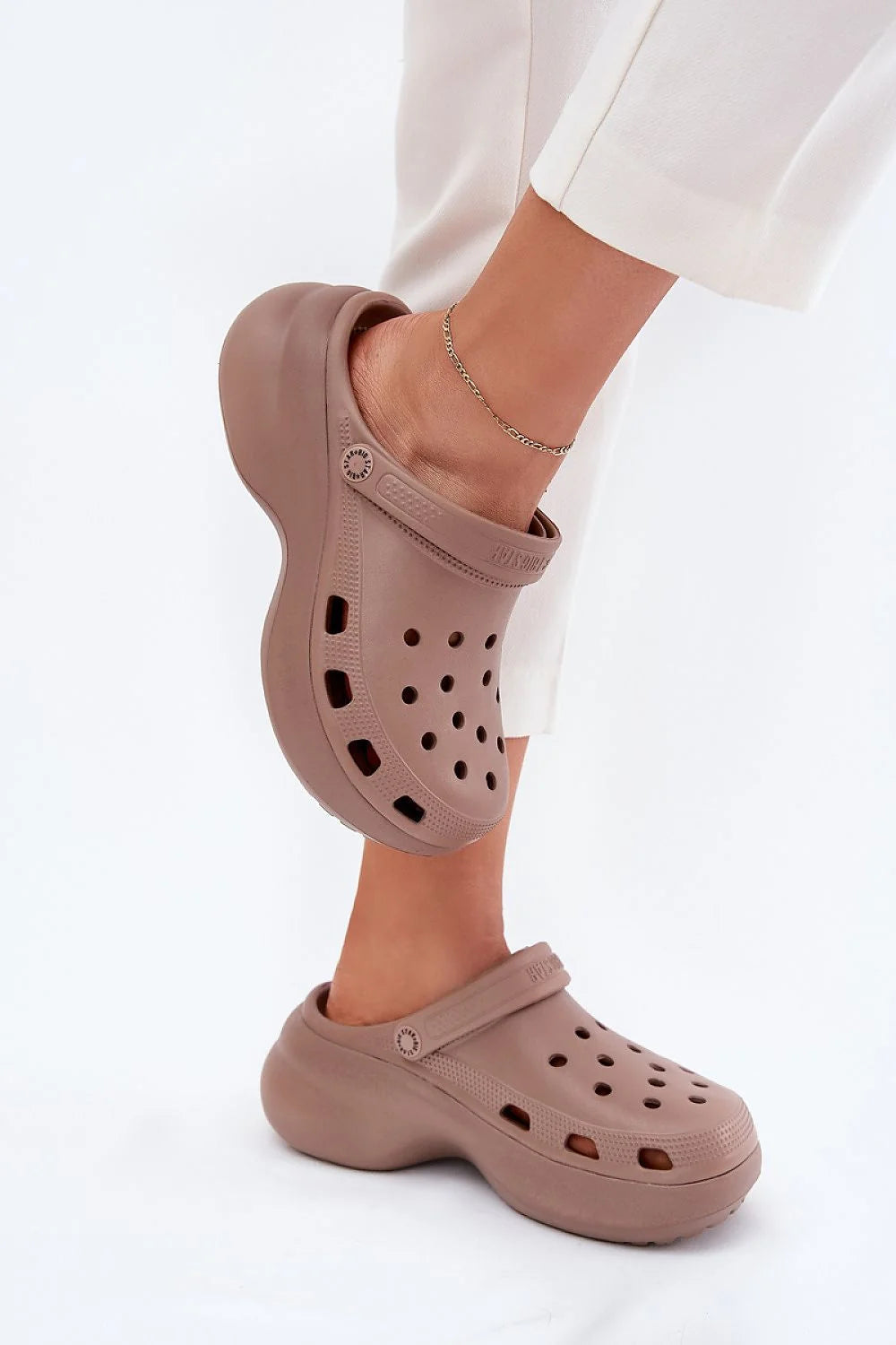 Sandales pour femmes Big Star style contemporain confortable matériau léger semelle épaisse couleurs neutres perforations ajustables