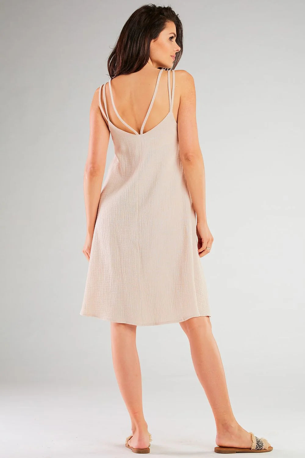 Robe de jour Infinite You en coton nude fluide élastique décolleté en V bretelles fines silhouette ample